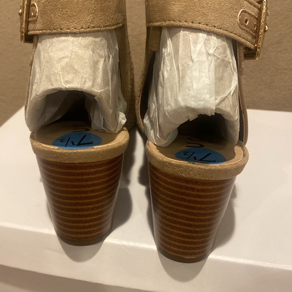 Unisa tan ankle strap block heel shoes with a peep toe. Gold buckle size 7.5 NWT - Picture 8 of 10